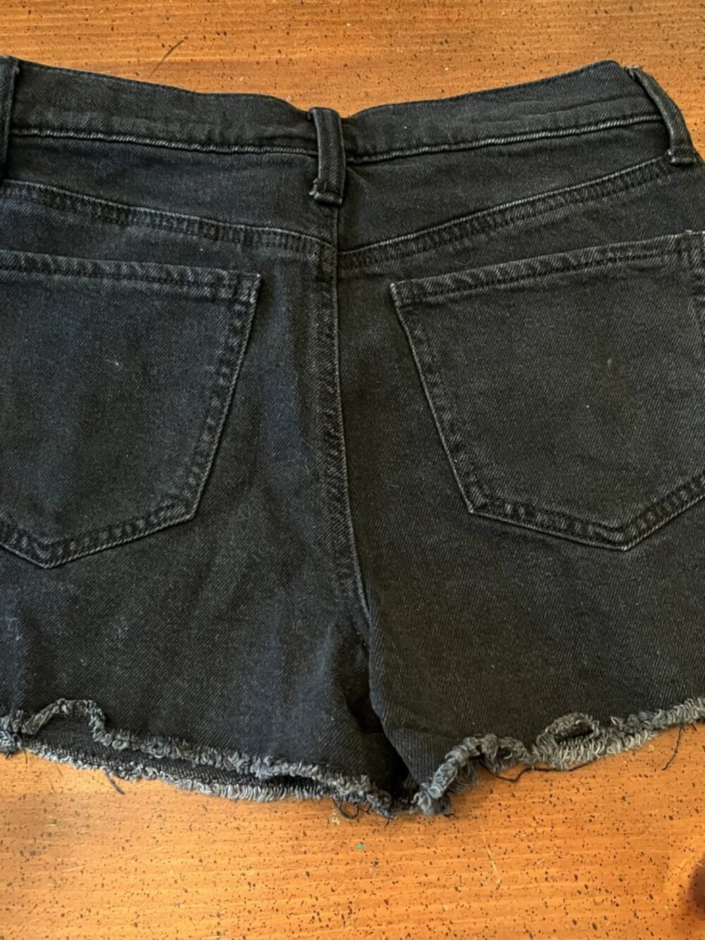 SO Two-Toned Black High Rise Frayed Hem Mom Jean Shorts - Size 3 - Picture 5 of 6